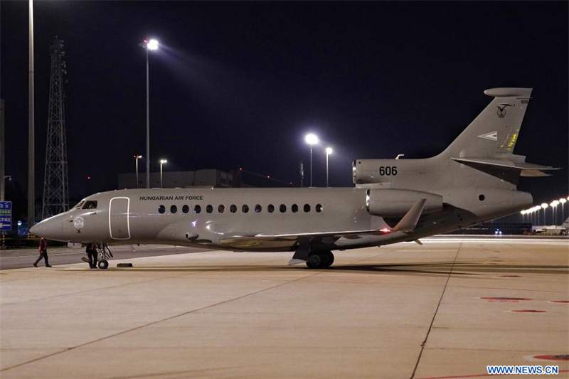 Arrivée du Premier ministre hongrois à Beijing pour le 3e Forum de 