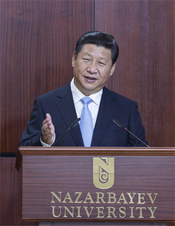 Xi Jinping prononce un discours à l'Université Nazarba?ev au Kazakhstan, le 7 septembre 2013. Il a proposé la construction de la Ceinture économique de la Route de la soie dans ce discours. (Xinhua/Wang Ye)