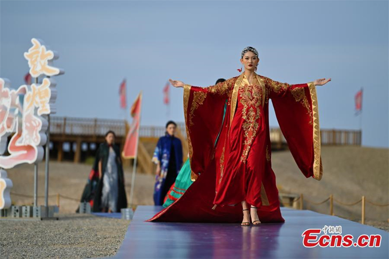 Gansu : les éléments des fresques des grottes de Mogao brillent à la semaine de la mode de Dunhuang