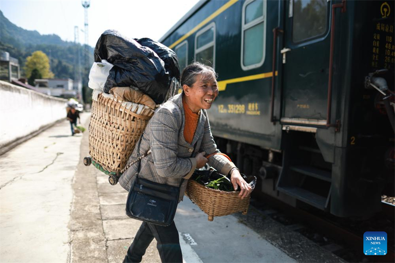 En images : des ? trains lents ? circulent entre Zunyi et Chongqing