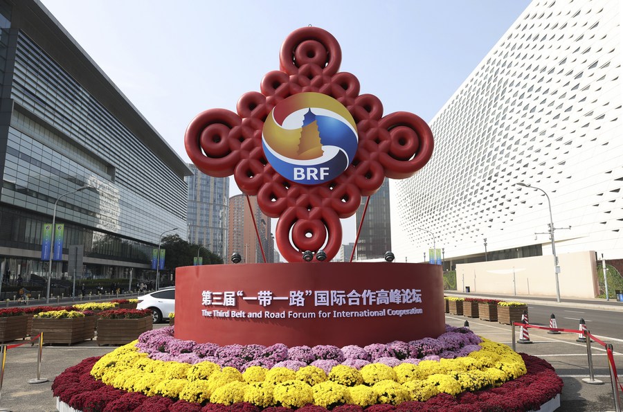 Photo prise le 17 octobre 2023 d'une décoration, à l'occasion du 3e Forum de la Ceinture et la Route pour la coopération internationale, près du Centre national des conventions de Chine, à Beijing, la capitale chinoise. (Xinhua/Chen Bin)