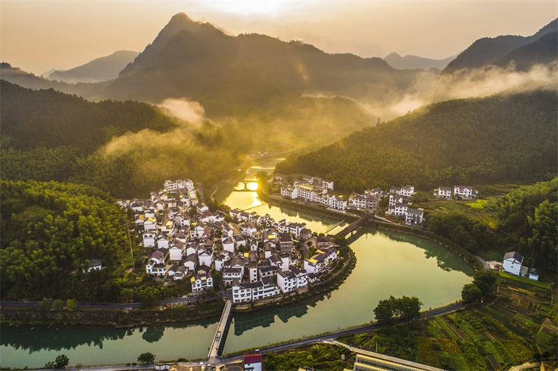 Un paysage verdoyant dans le village de Xiajiang du comté de Chun'an, dans la province du Zhejiang (est de la Chine). (Photo / VCG)