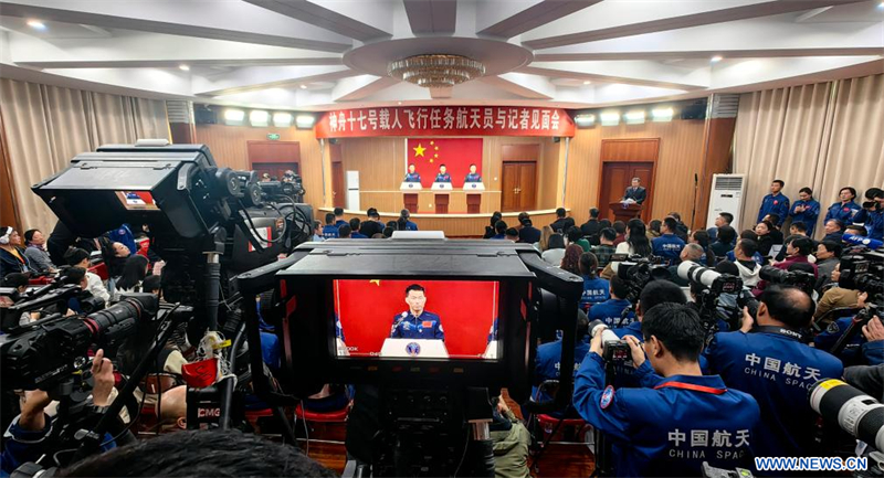 Les astronautes de la mission chinoise Shenzhou-17 rencontrent la presse