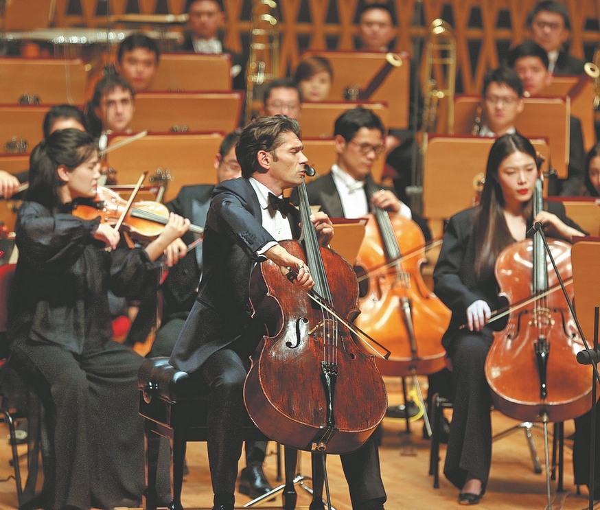 Gautier Capu?on, violoncelliste fran?ais de renommée internationale, est l'artiste en résidence de l'Orchestre symphonique de Shanghai pour la saison 2023-2024. (Photo / China Daily)