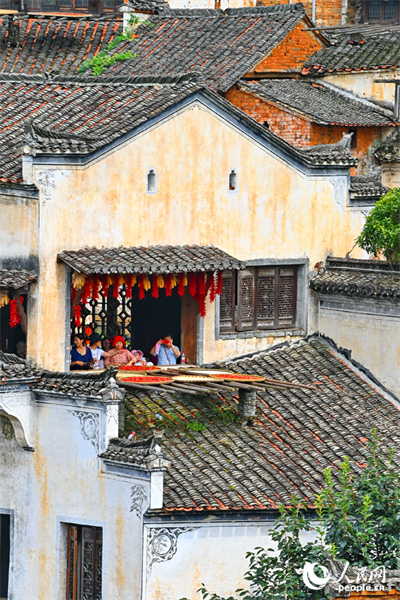 Jiangxi : des villageois font sécher leurs récoltes au soleil