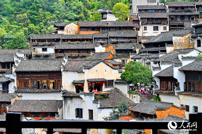 Jiangxi : des villageois font sécher leurs récoltes au soleil