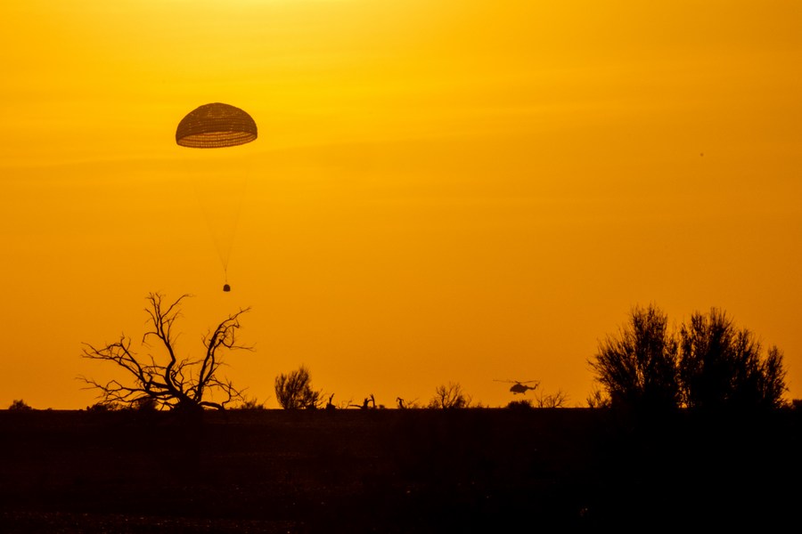 La capsule de retour du vaisseau spatial habité Shenzhou-16 sur le point d'atterrir sur le site d'atterrissage de Dongfeng dans la région autonome de Mongolie intérieure, dans le nord de la Chine, le 31 octobre 2023. (Photo : Liu Jinhai)