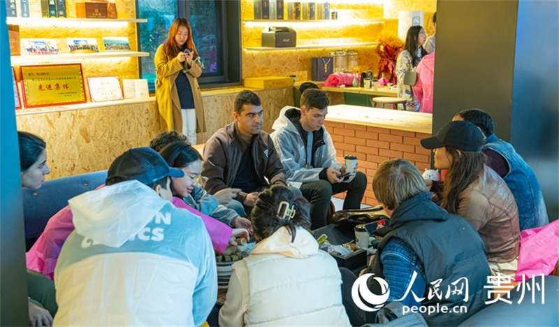 Des journalistes des pays eurasiatiques visitent le Guizhou : en visite dans le village de Gaozhai à Guiyang pour mieux comprendre la revitalisation rurale