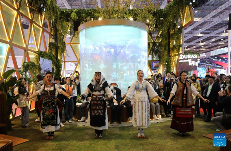 A Shanghai, le stand des pays invités d'honneur attire les visiteurs de la 6e CIIE