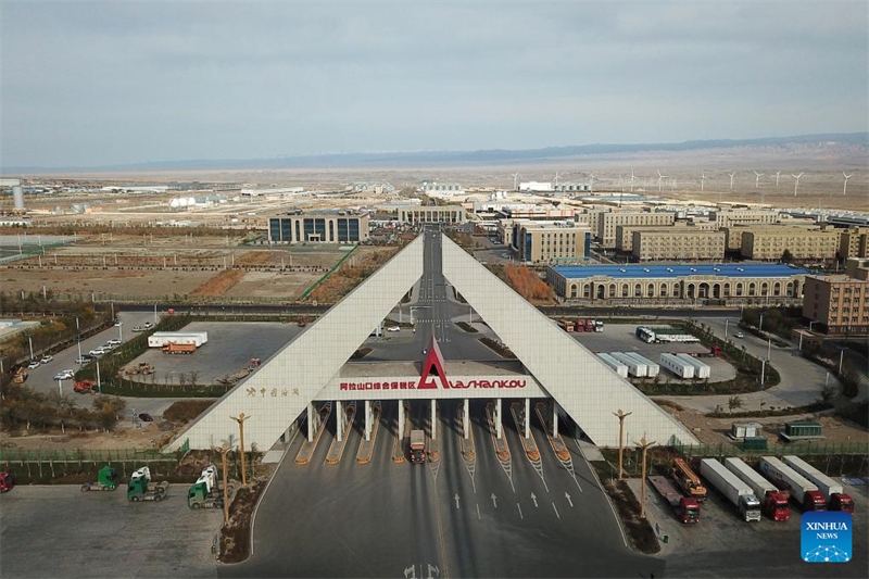 Xinjiang : le col d'Alataw a vu passer plus de 30 000 trains à destination de l'Asie centrale ou de l'Europe