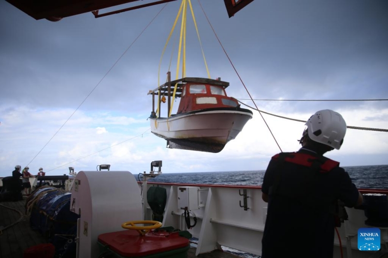 Un brise-glace chinois sauve un bateau de pêche dans le sud-ouest du Pacifique