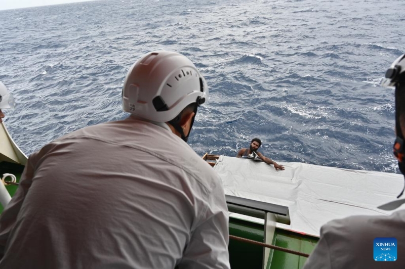 Un brise-glace chinois sauve un bateau de pêche dans le sud-ouest du Pacifique