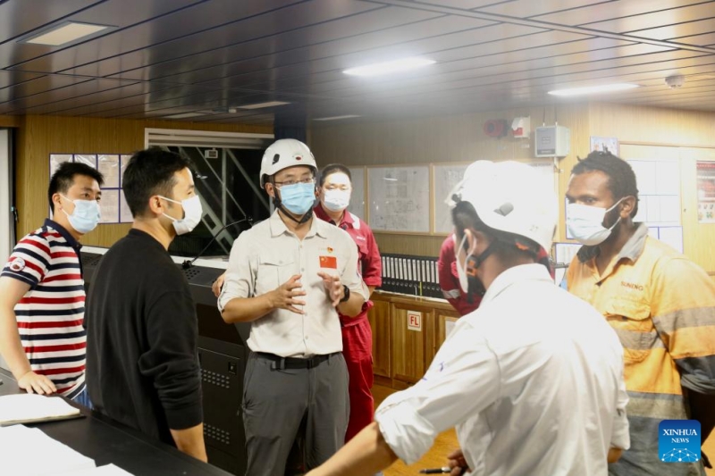 Un brise-glace chinois sauve un bateau de pêche dans le sud-ouest du Pacifique