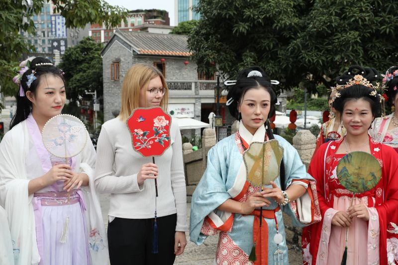 Guangdong : des journalistes étrangers découvert la culture chinoise traditionnelle sur l'ancienne place du marché de Shenzhen