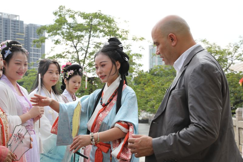 Guangdong : des journalistes étrangers découvert la culture chinoise traditionnelle sur l'ancienne place du marché de Shenzhen