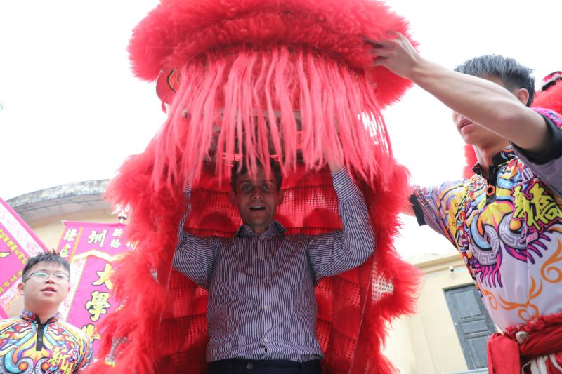 Guangdong : des journalistes étrangers découvert la culture chinoise traditionnelle sur l'ancienne place du marché de Shenzhen