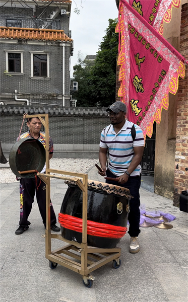 Guangdong : des journalistes étrangers découvert la culture chinoise traditionnelle sur l'ancienne place du marché de Shenzhen