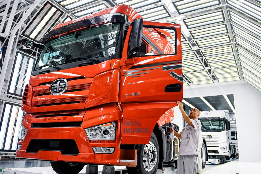 Un ouvrier vérifie un camion dans une usine intelligente du constructeur de camions First Automotive Works Jiefang Co., Ltd. (FAW Jiefang) à Changchun, dans la province chinoise du Jilin (nord-est), le 27 juin 2023. (Photo : Xu Chang)