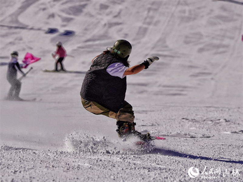 Jilin : les amateurs de ski se rassemblent sur le mont Changbai