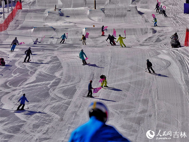 Jilin : les amateurs de ski se rassemblent sur le mont Changbai