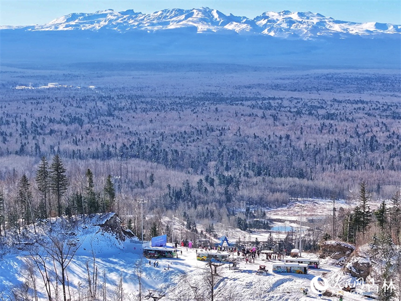 Jilin : les amateurs de ski se rassemblent sur le mont Changbai