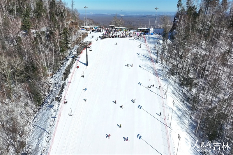 Jilin : les amateurs de ski se rassemblent sur le mont Changbai