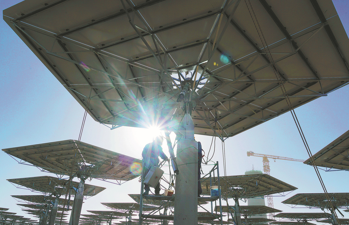 Un technicien installe des équipements photovolta?ques dans une centrale du comté autonome kazakh d'Aksay, dans la province du Gansu (nord-ouest de la Chine). (Photo / Xinhua)