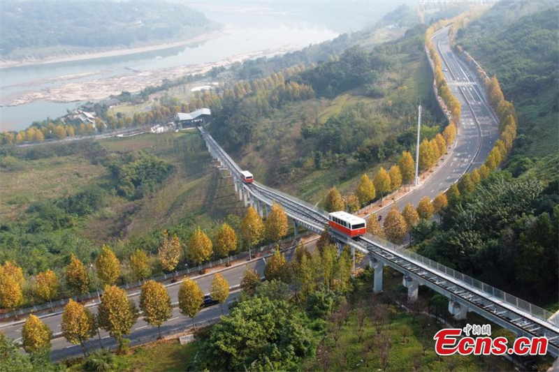 Chongqing : le nouveau tramway fait revivre d'anciens souvenirs des habitants