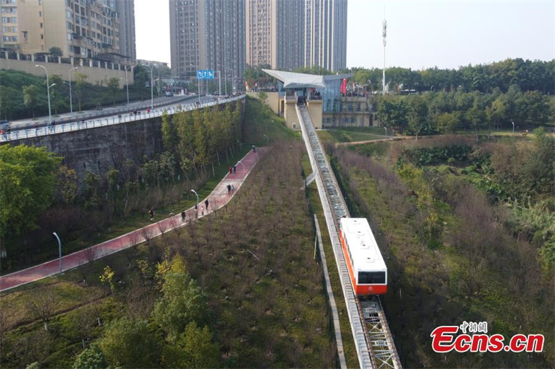 Chongqing : le nouveau tramway fait revivre d'anciens souvenirs des habitants