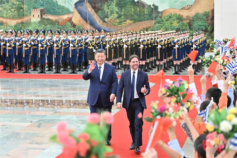 Xi Jinping et le président uruguayen s'entretiennent et élèvent les relations bilatérales au rang de partenariat stratégique global