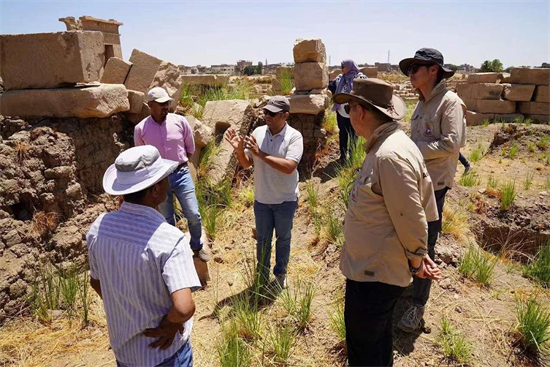 Les membres d'une mission archéologique conjointe sino-égyptienne travaillent au temple Montu à Louxor, en égypte. (Photo / Gao Wei)