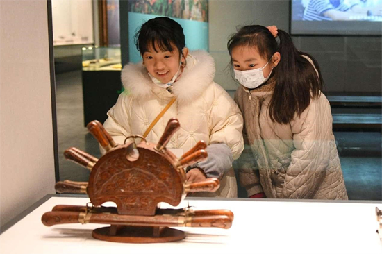 Des gens visitent une exposition spéciale de reliques culturelles liées à l'?le de Gulangyu au Musée de Changzhou, dans la province du Jiangsu (est de la Chine), le 25 février 2023. (Shi Kang / Pic.people.com.cn)