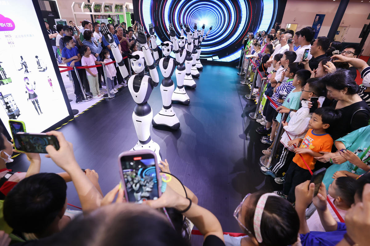 Des robots dansent lors de l'Exposition mondiale des robots 2023, le 21 ao?t 2023 à Beijing. (Chen Xiaogen / Vip.people.com.cn)