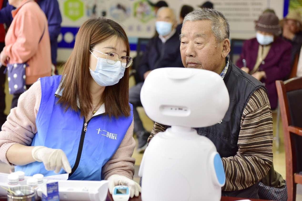 Un robot effectue des examens de santé pour les résidents agés du quartier de Weilou, dans le canton de Jinggang, à Hefei, capitale de la province de l'Anhui (est de la Chine). (Hu Zhaoqun / Vip.people.com.cn)