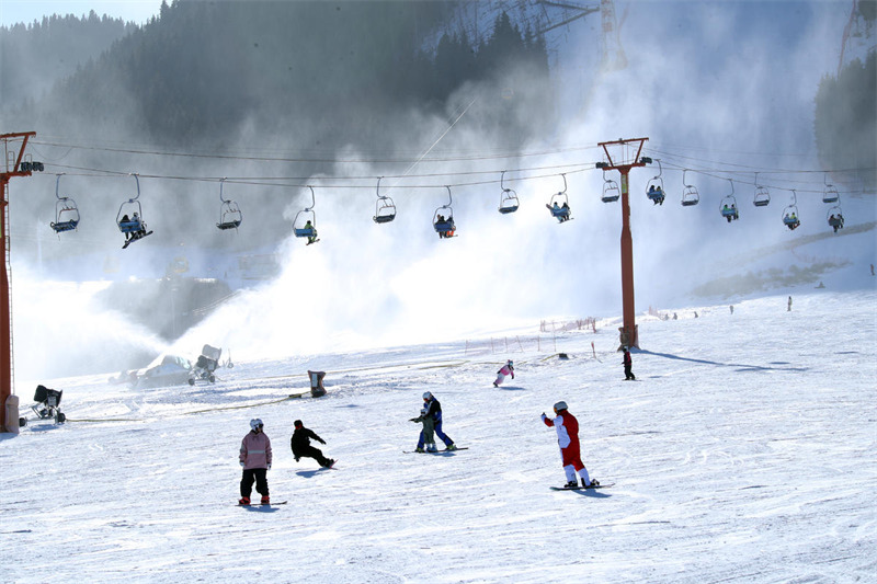 Xinjiang : une forte participation au ski pendant les week-ends