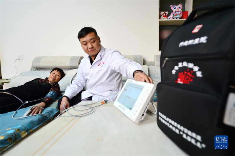 Hebei : un ? h?pital mobile ? offre un accès au traitement à la population de Handan