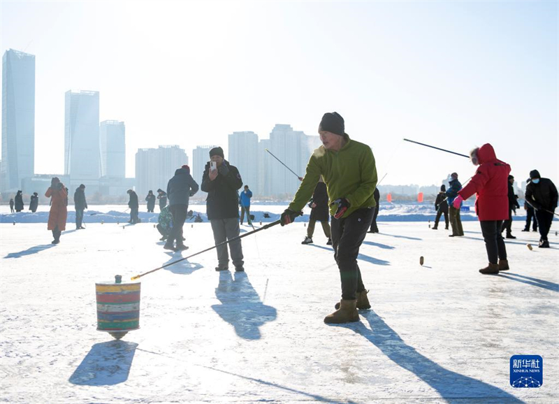 Coup d'envoi du festival de la récolte de la glace à Harbin