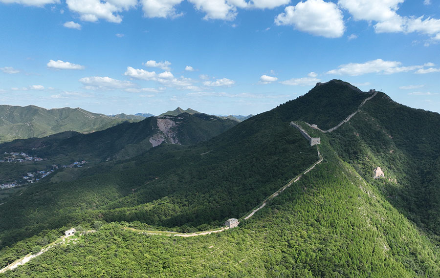 Ce magnifique paysage autour de la Grande Muraille dans le comté de Qianxi, à Tangshan, dans la province du Hebei (nord de la Chine), a été capturé le 30 ao?t 2023. Au début de l'automne, l'ancienne Grande Muraille est magnifique sur fond de ciel bleu et de nuages ??blancs. (Photo / Xinhua)