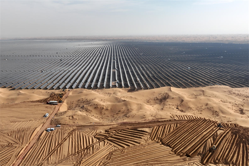 La construction d'une centrale photovolta?que dans le désert de Tengger bat son plein