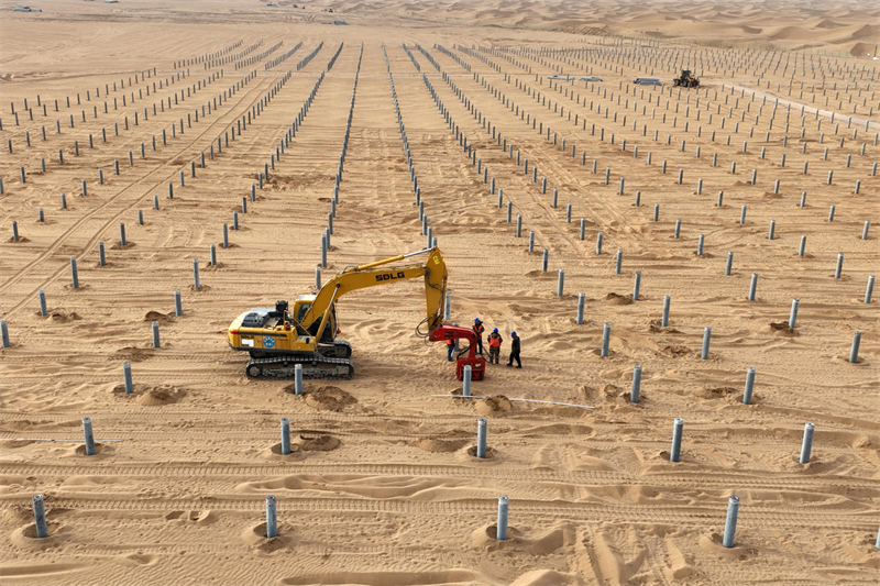 La construction d'une centrale photovolta?que dans le désert de Tengger bat son plein