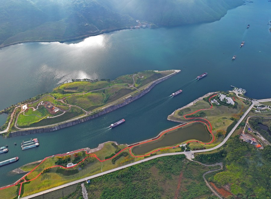 Photo aérienne prise le 4 décembre 2023 montrant des navires passant l'écluse du projet de conservation de l'eau de la gorge de Dateng dans la ville de Guiping, dans la région autonome Zhuang du Guangxi, dans le sud de la Chine. (Photo : Zhou Hua)