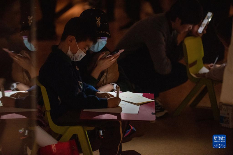 Ningxia : les enfants dessinent des objets anciens au musée