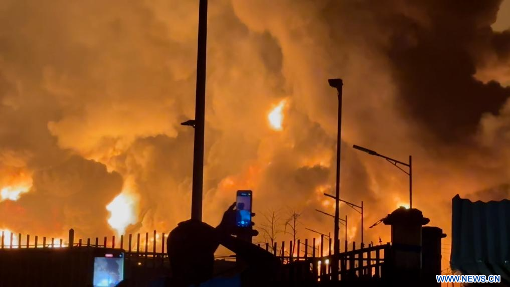 Photo prise le 18 décembre 2023 montrant un incendie après l'explosion dans un dép?t de carburant à Conakry, en Guinée. (Xinhua)