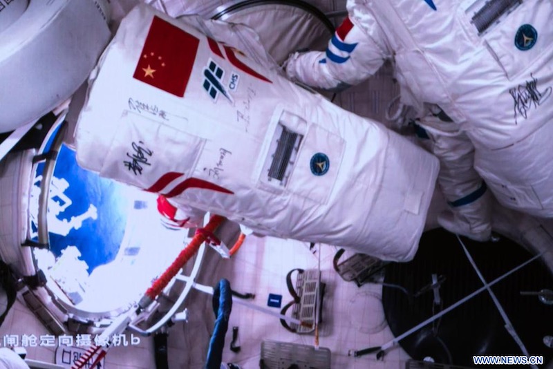 Les membres de l'équipage de Shenzhou-17 effectuent leur première sortie dans l'espace