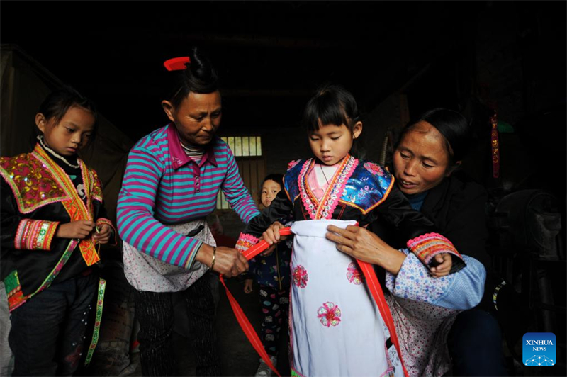 Guizhou : une jeune fille Miao commence une nouvelle vie grace aux efforts de lutte contre la pauvreté