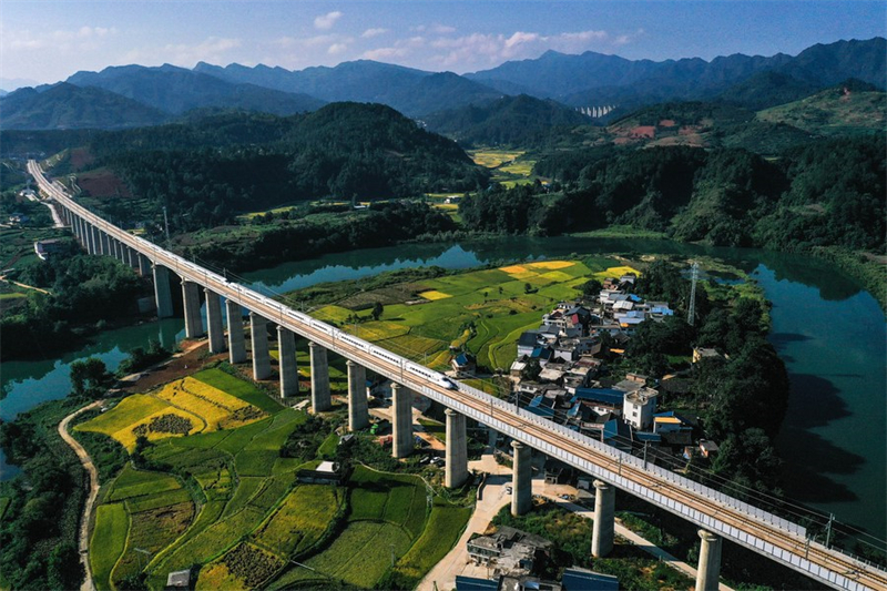 Photo aérienne prise le 31 ao?t 2023 montrant un train à grande vitesse circulant le long de la ligne à grande vitesse Guiyang-Nanning, à Duyun, dans la province du Guizhou (sud-ouest de la Chine). (Yang Wenbin / Xinhua)