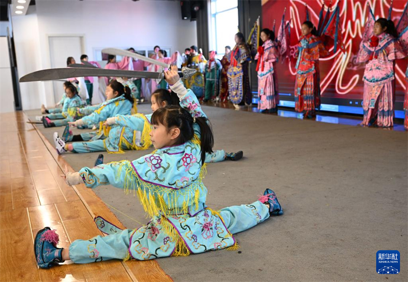 Hebei : l'opéra traditionnel chinois entre sur les campus à Baoding pour transmettre le patrimoine culturel immatériel