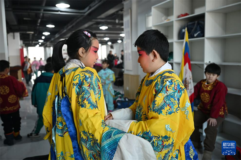 Hebei : l'opéra traditionnel chinois entre sur les campus à Baoding pour transmettre le patrimoine culturel immatériel