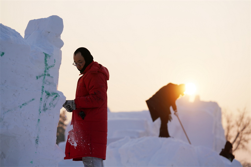 Heilongjiang : les participants créent des sculptures sur neige au 30e Concours national de sculpture sur neige de Harbin