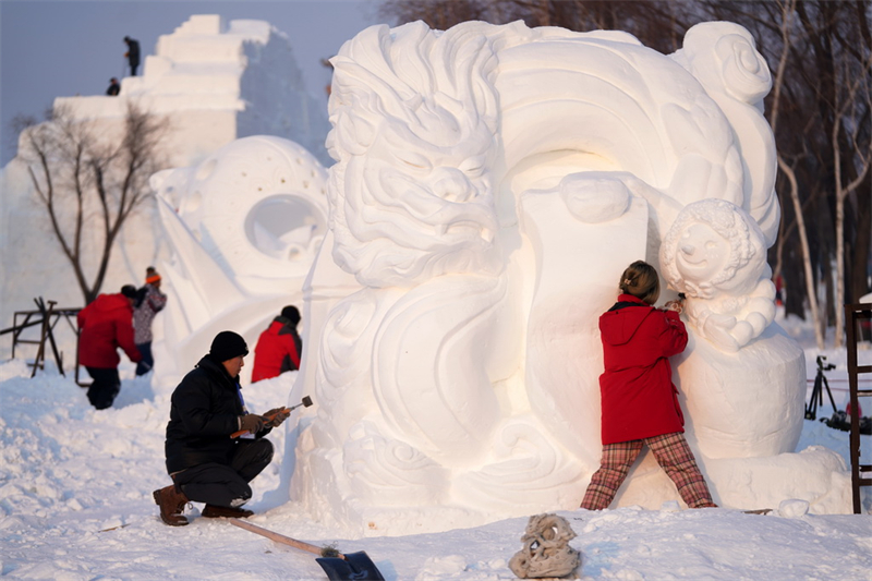 Heilongjiang : les participants créent des sculptures sur neige au 30e Concours national de sculpture sur neige de Harbin